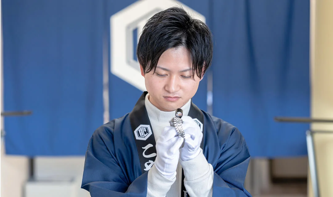 プロの鑑定士による丁寧な査定風景