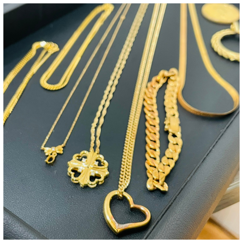金のアクセサリーの画像