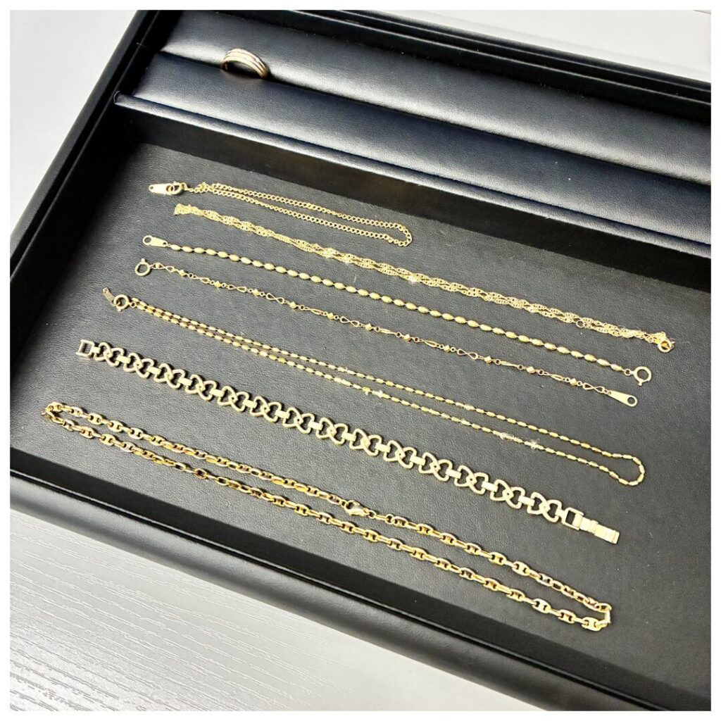 金のアクセサリーの画像