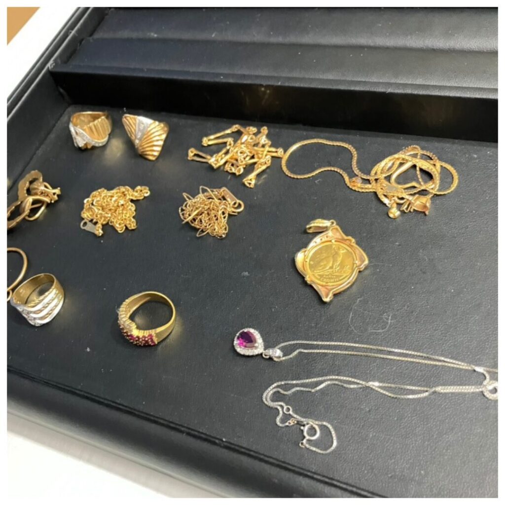 金のアクセサリーの画像