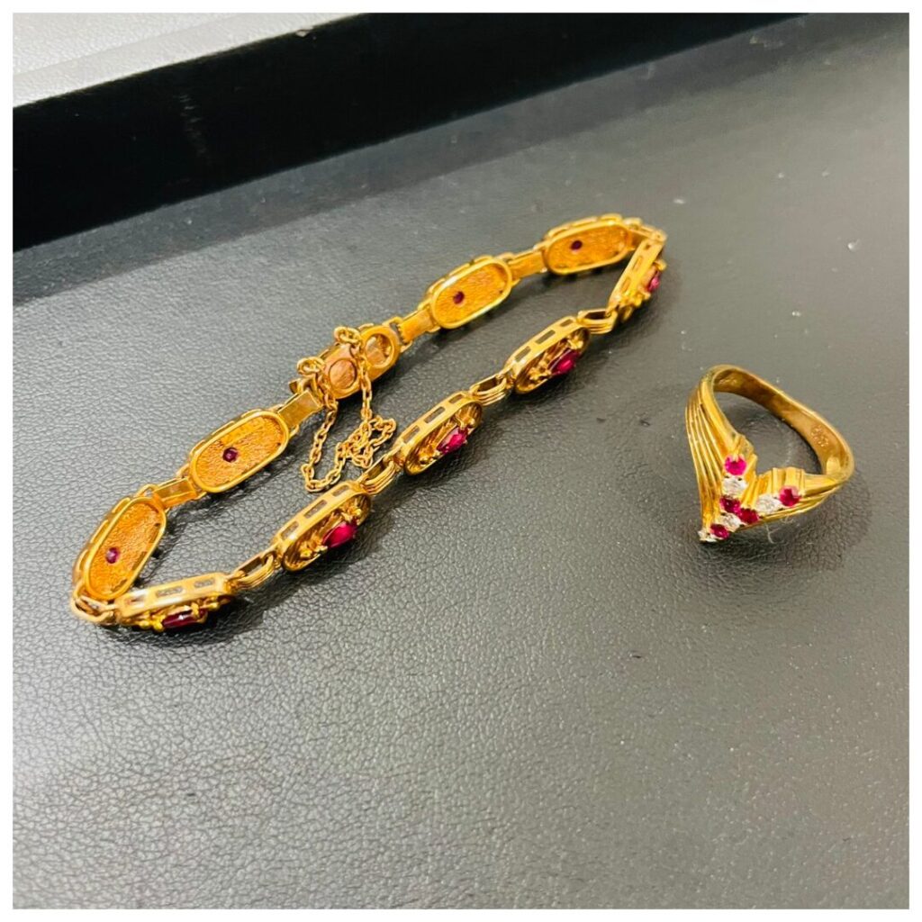 金のアクセサリーの画像