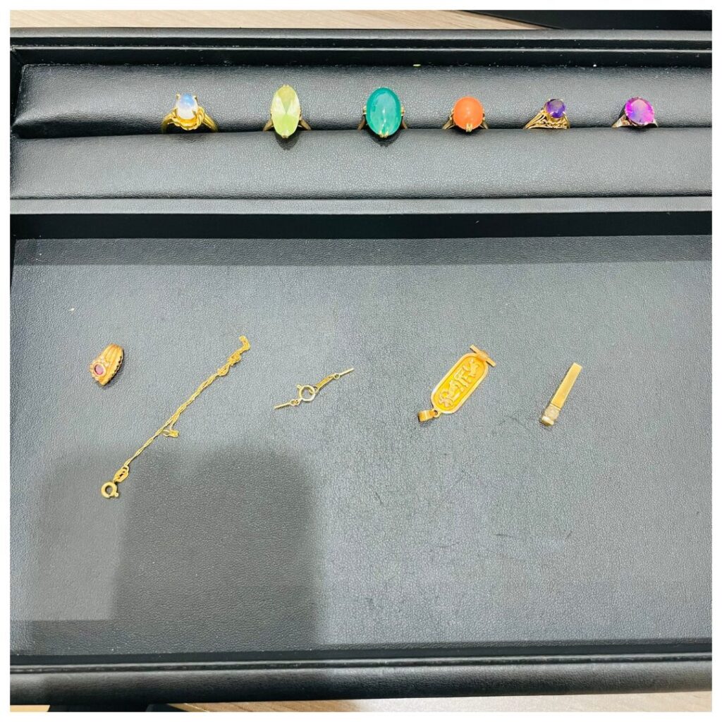 金のアクセサリーの画像