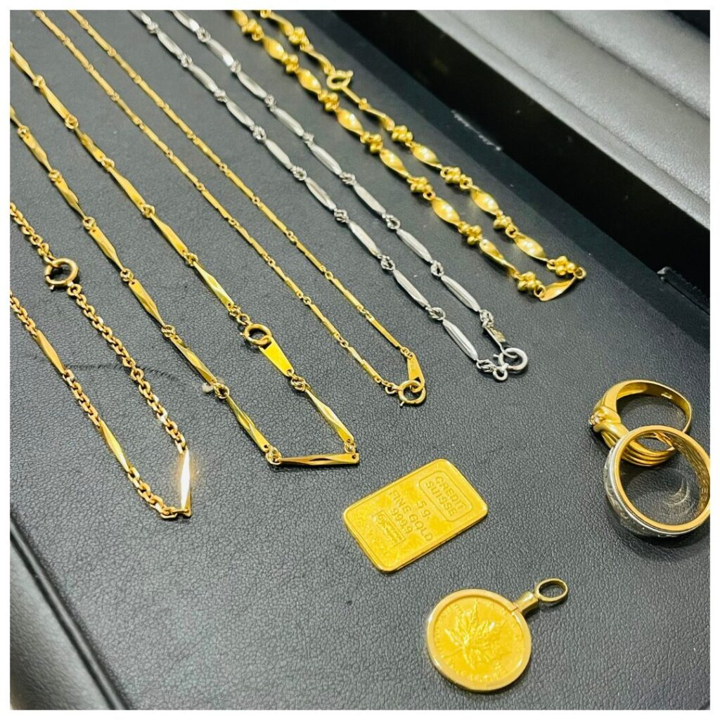 金のアクセサリーの画像