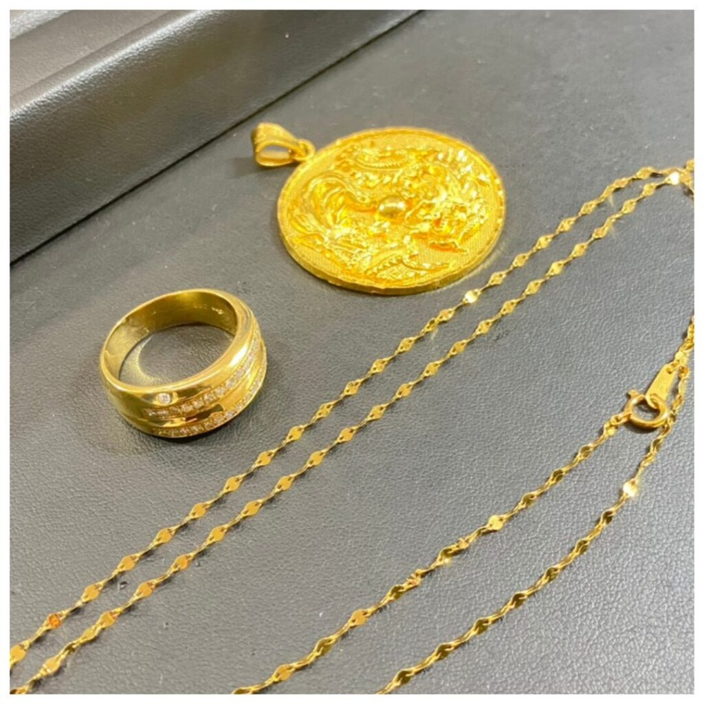 金のアクセサリーの画像
