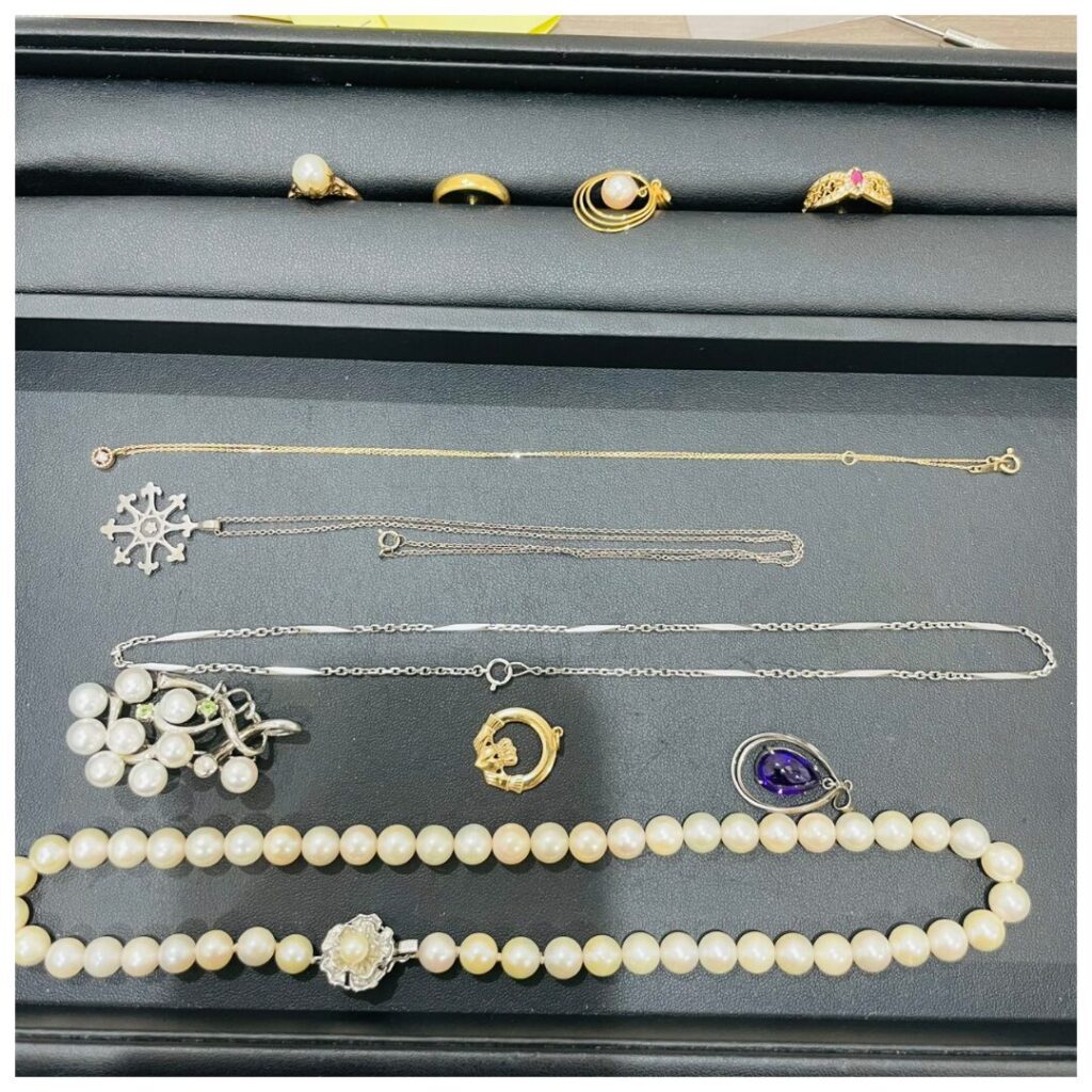 金とプラチナとシルバーのアクセサリーの画像