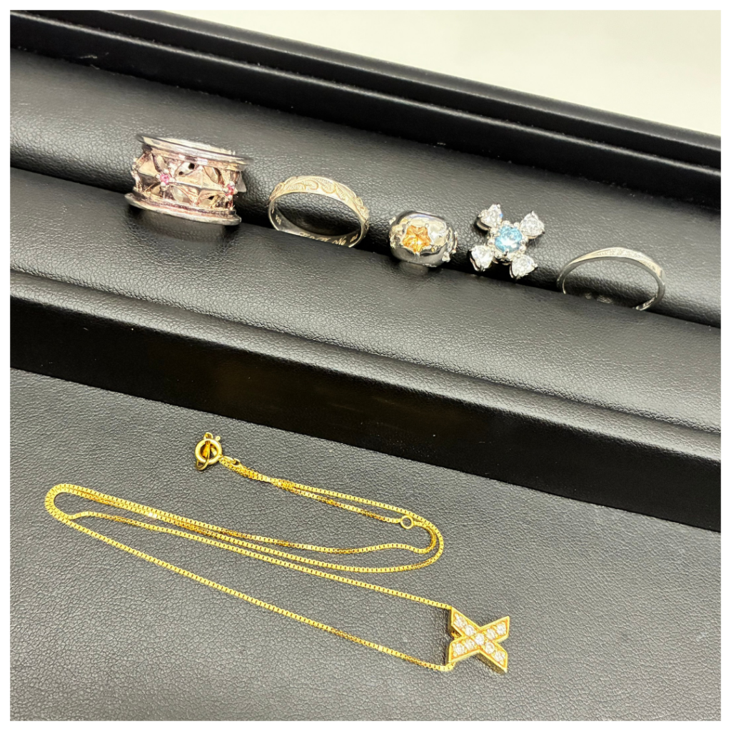 金とプラチナとシルバーのアクセサリーの画像