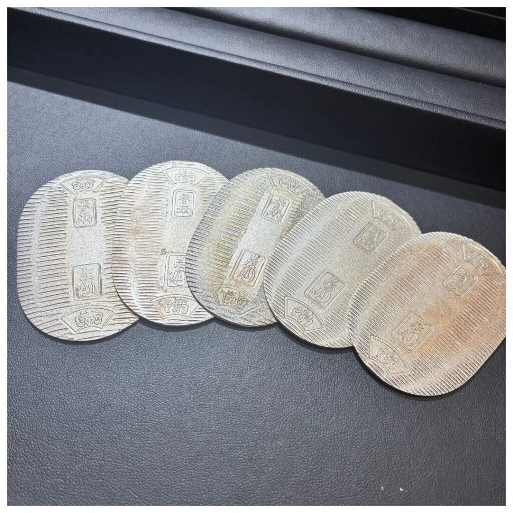 純銀のアンティーク小判の画像