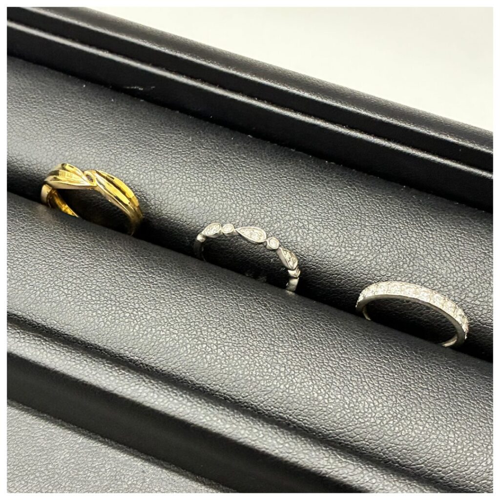金とプラチナのリングの画像