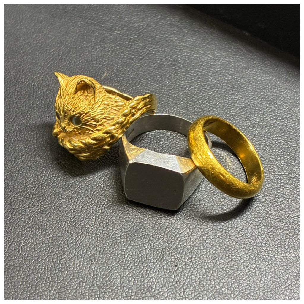 金とプラチナのリングの画像