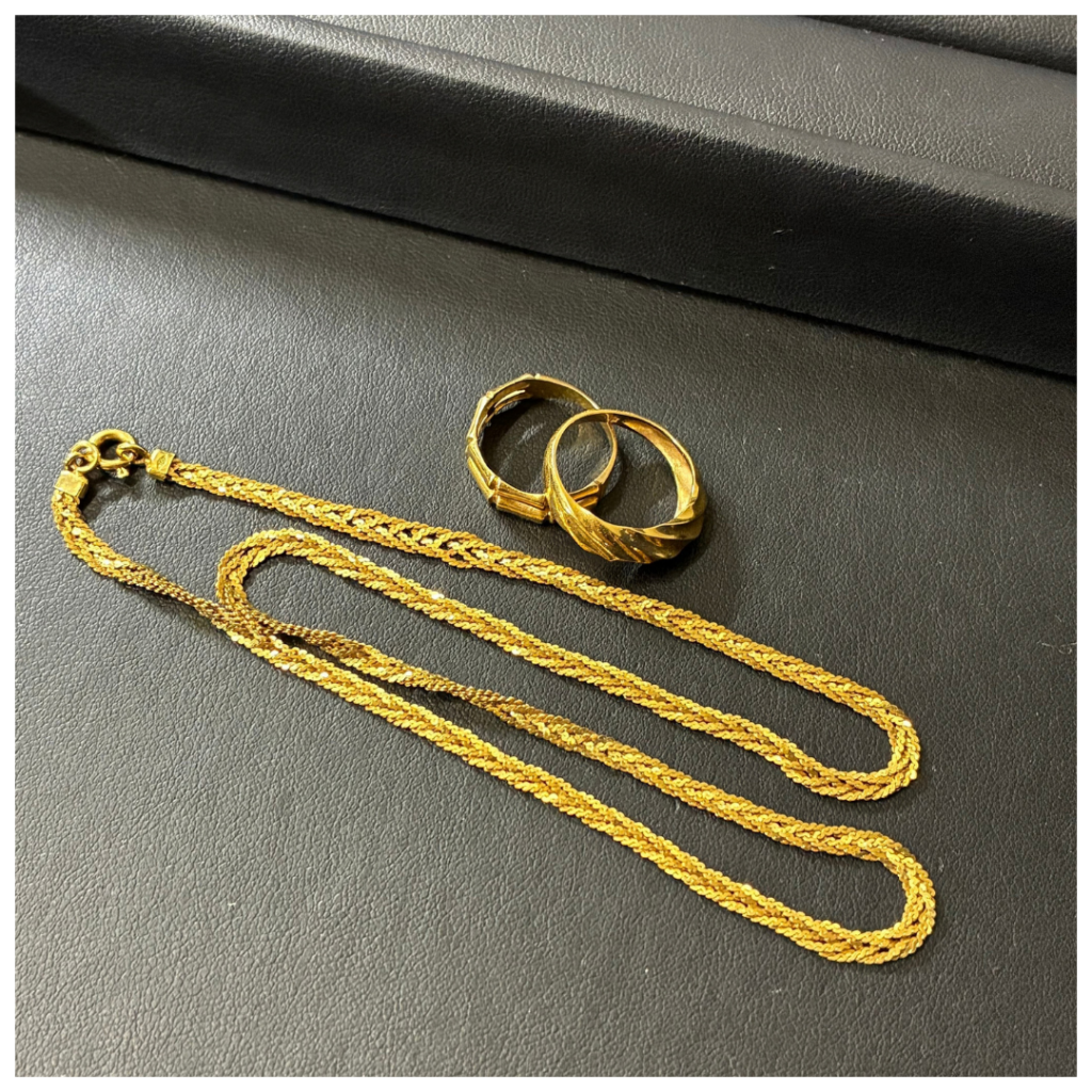 金のネックレスとリングの画像