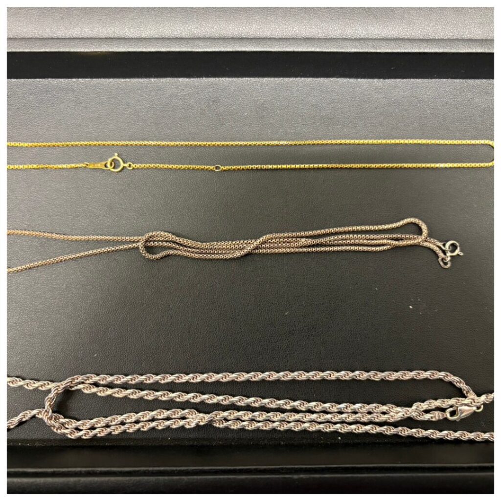 金とシルバーのアクセサリーの画像