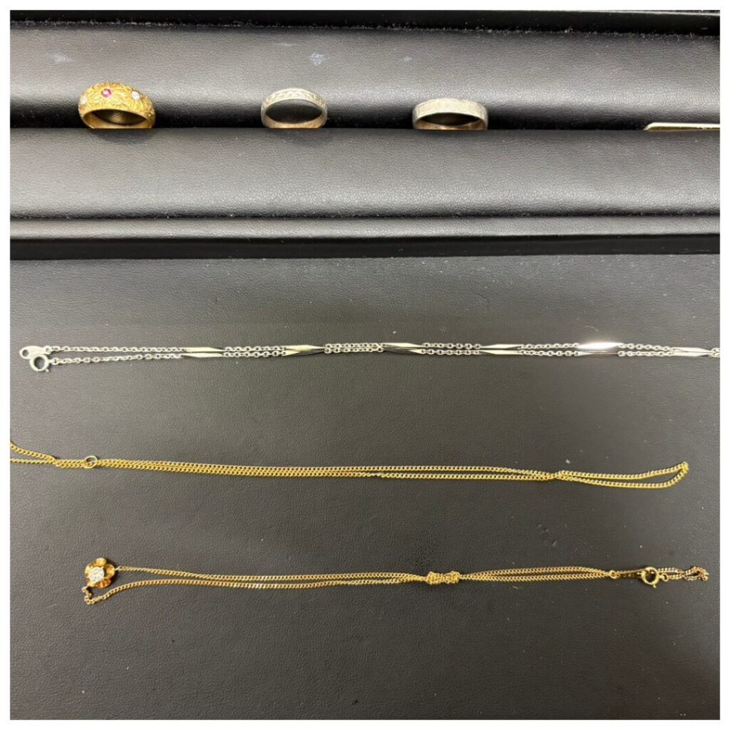 金・プラチナのアクセサリーの画像