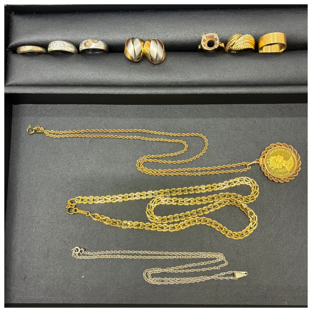 金とプラチナとシルバーのアクセサリーの画像