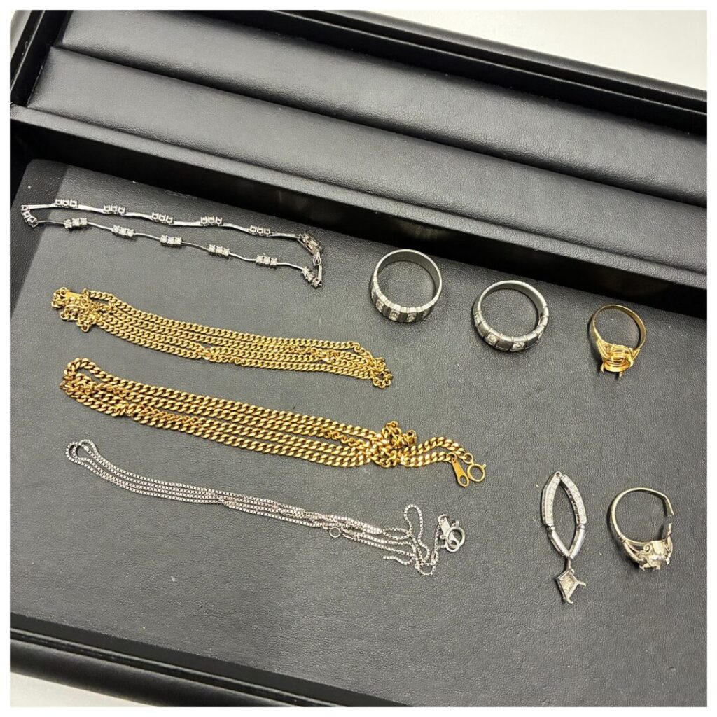 金とプラチナのアクセサリーの画像