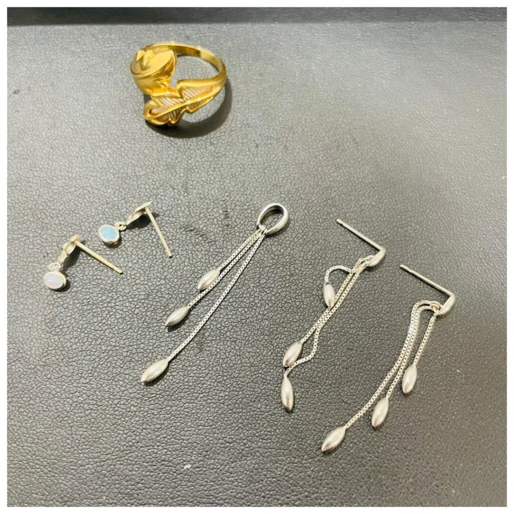 金のアクセサリーの画像
