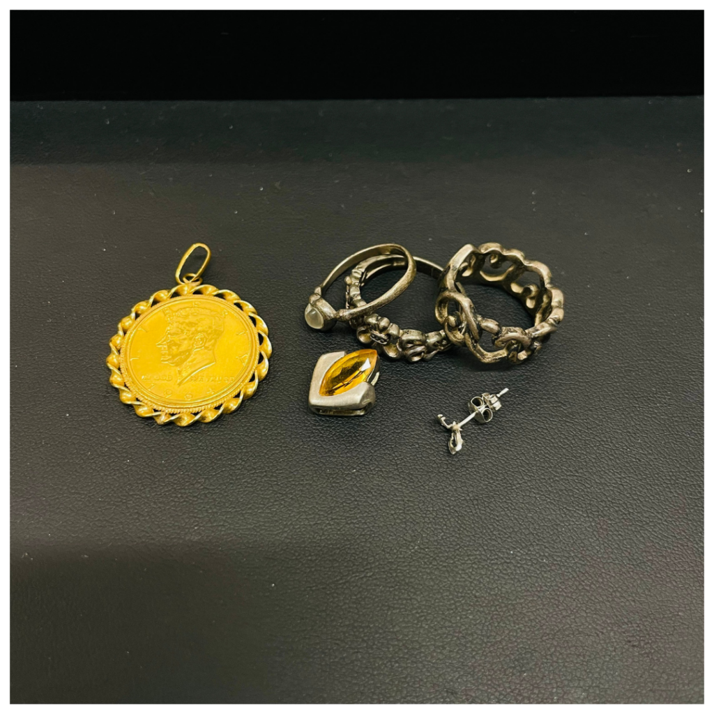 金とシルバーのアクセサリーの画像