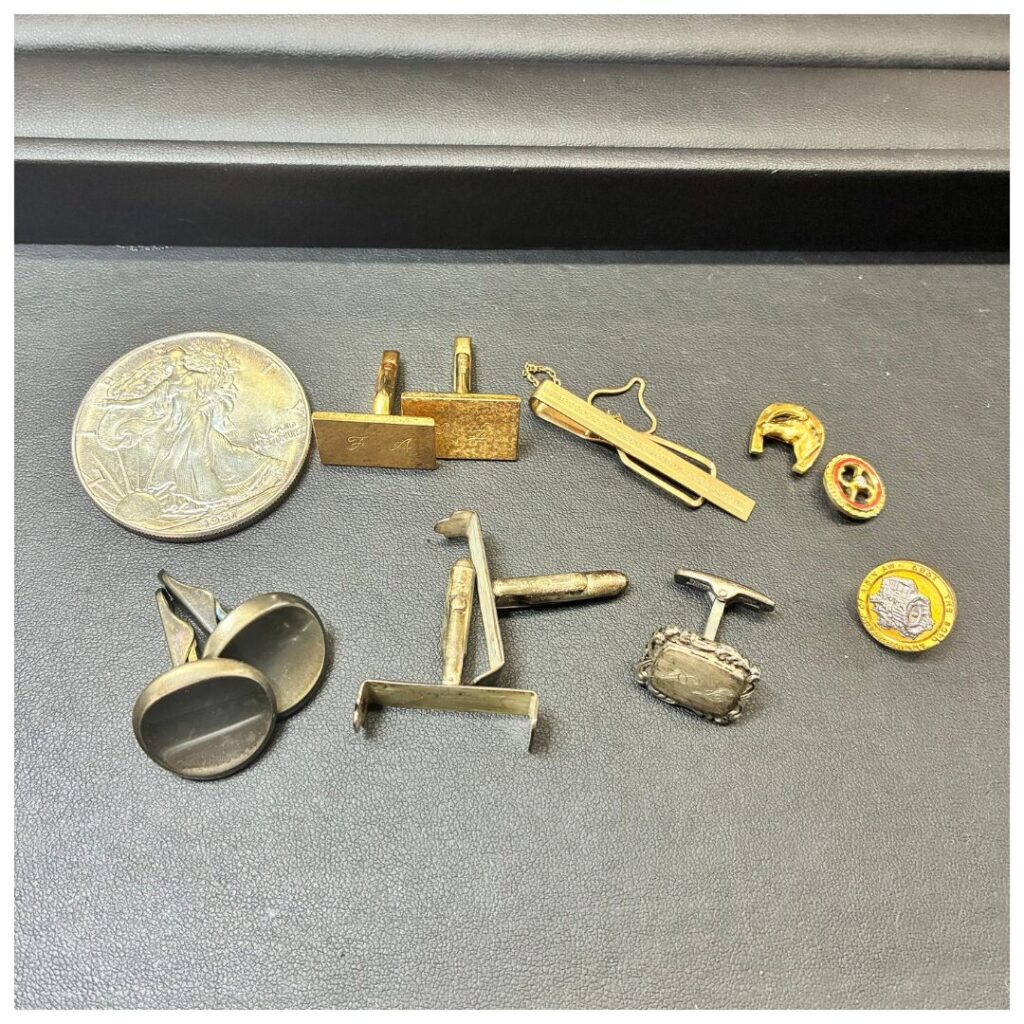 金とシルバーのアクセサリーの画像