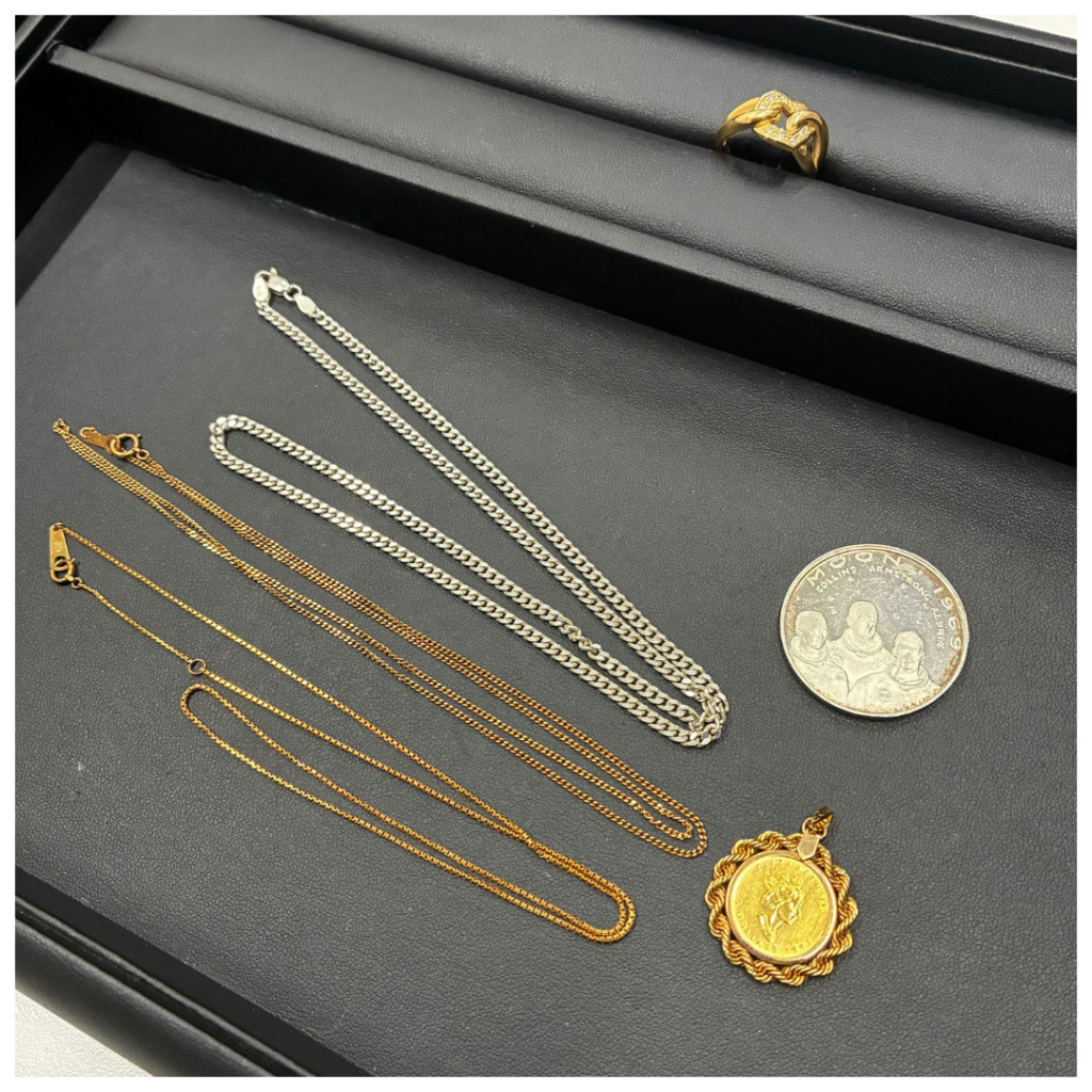 金とシルバーのアクセサリーの画像