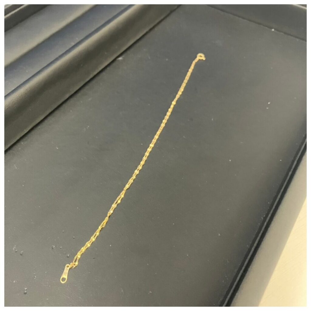 金のブレスレットの画像