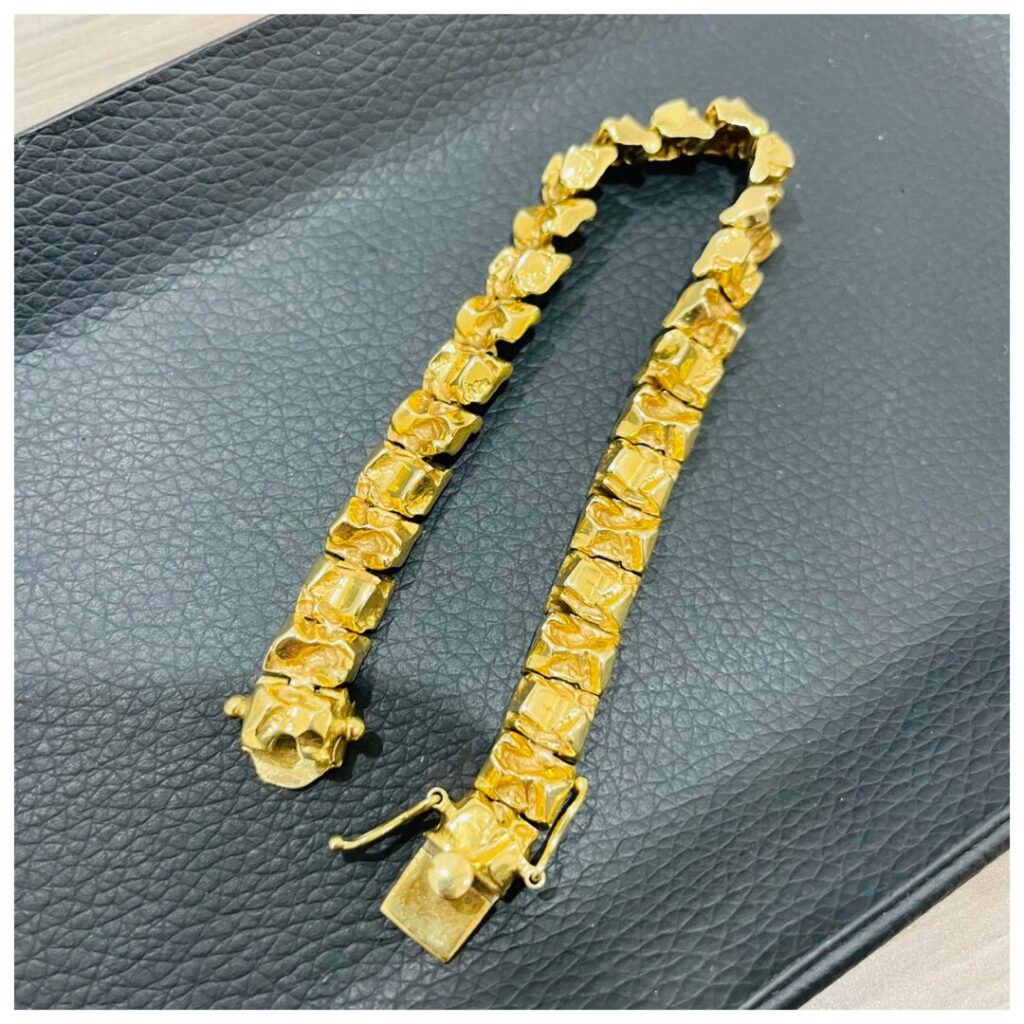 金のブレスレットの画像