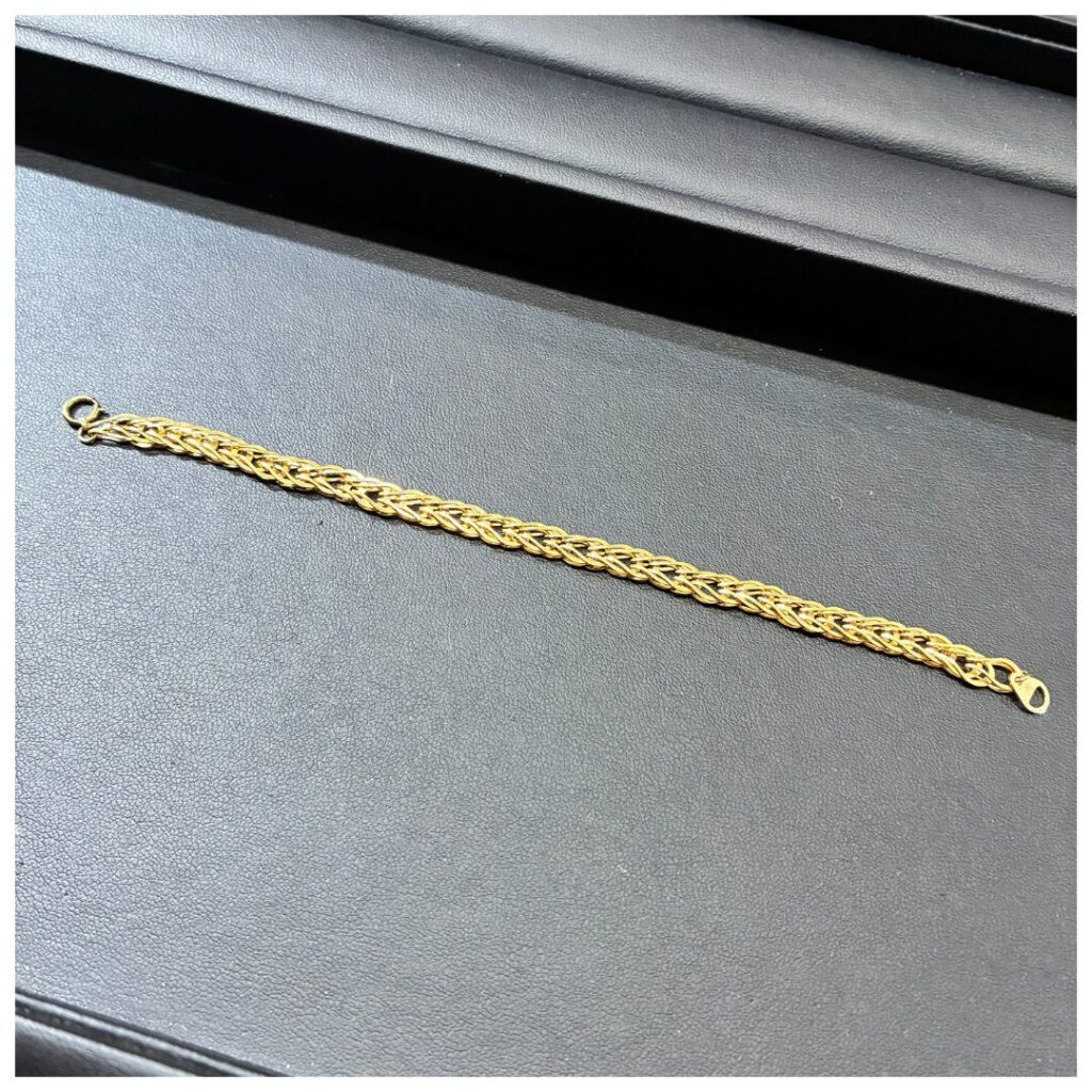 金のブレスレットの画像