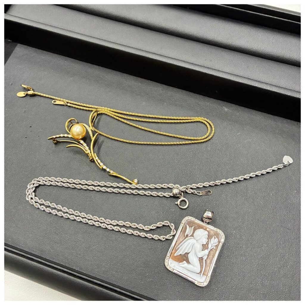 金のアクセサリーの画像