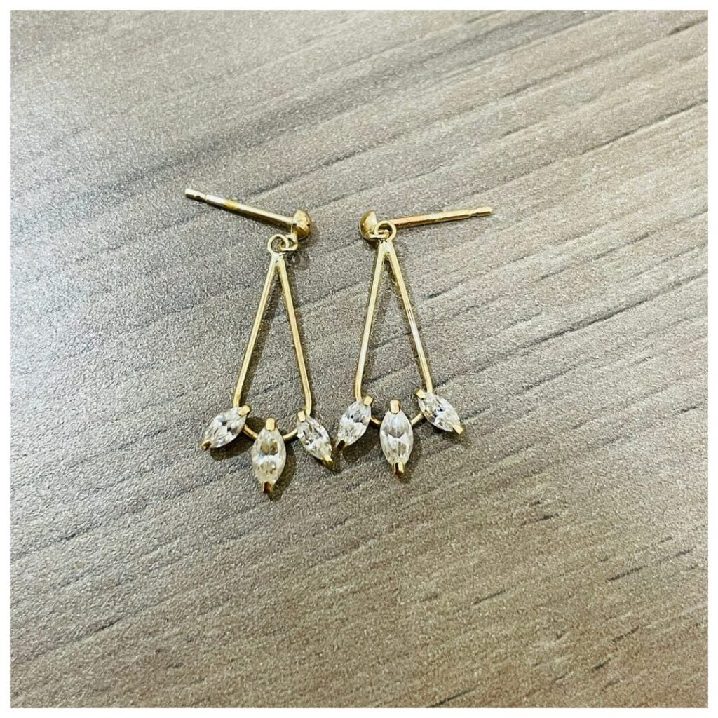 金のアクセサリーの画像