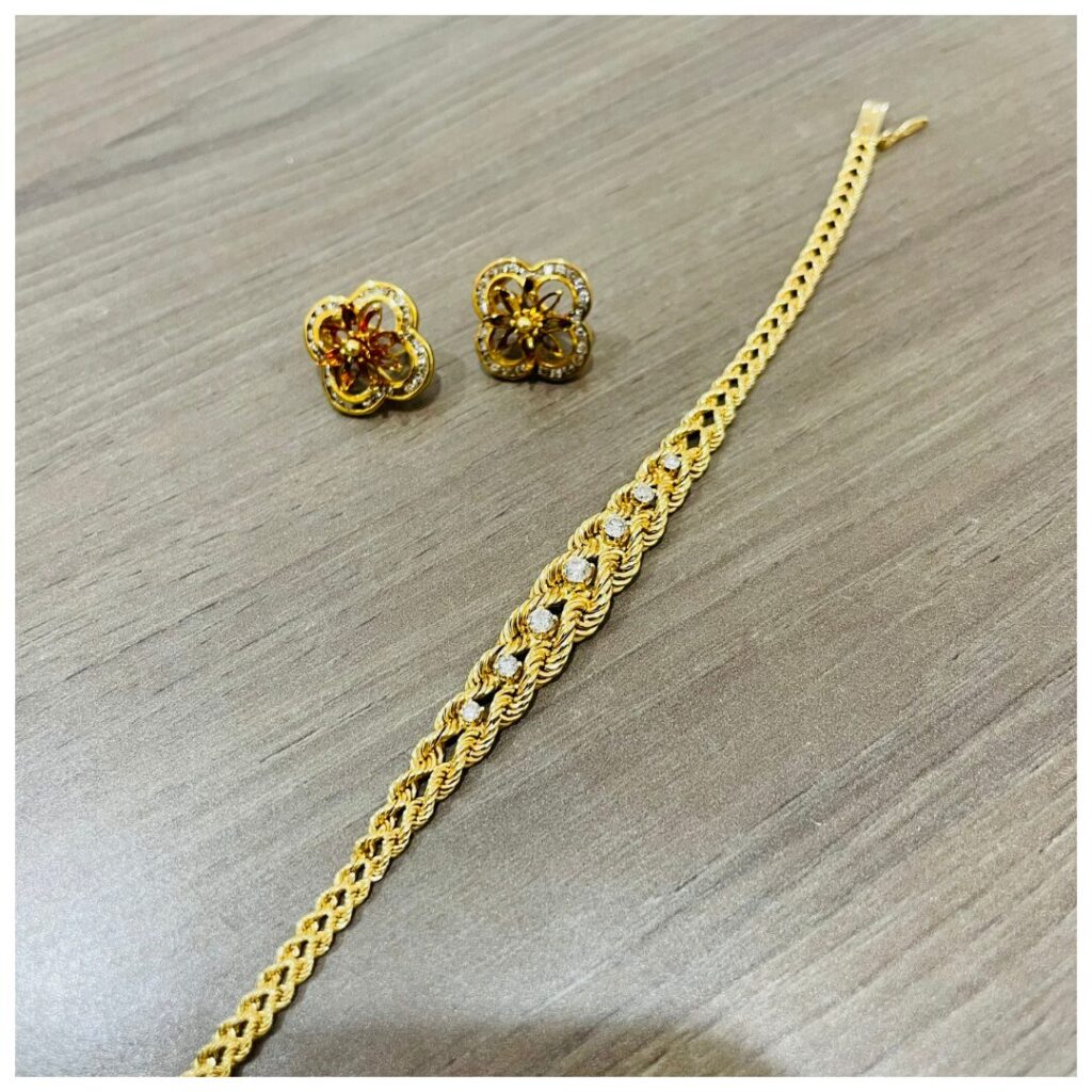 金のアクセサリーの画像