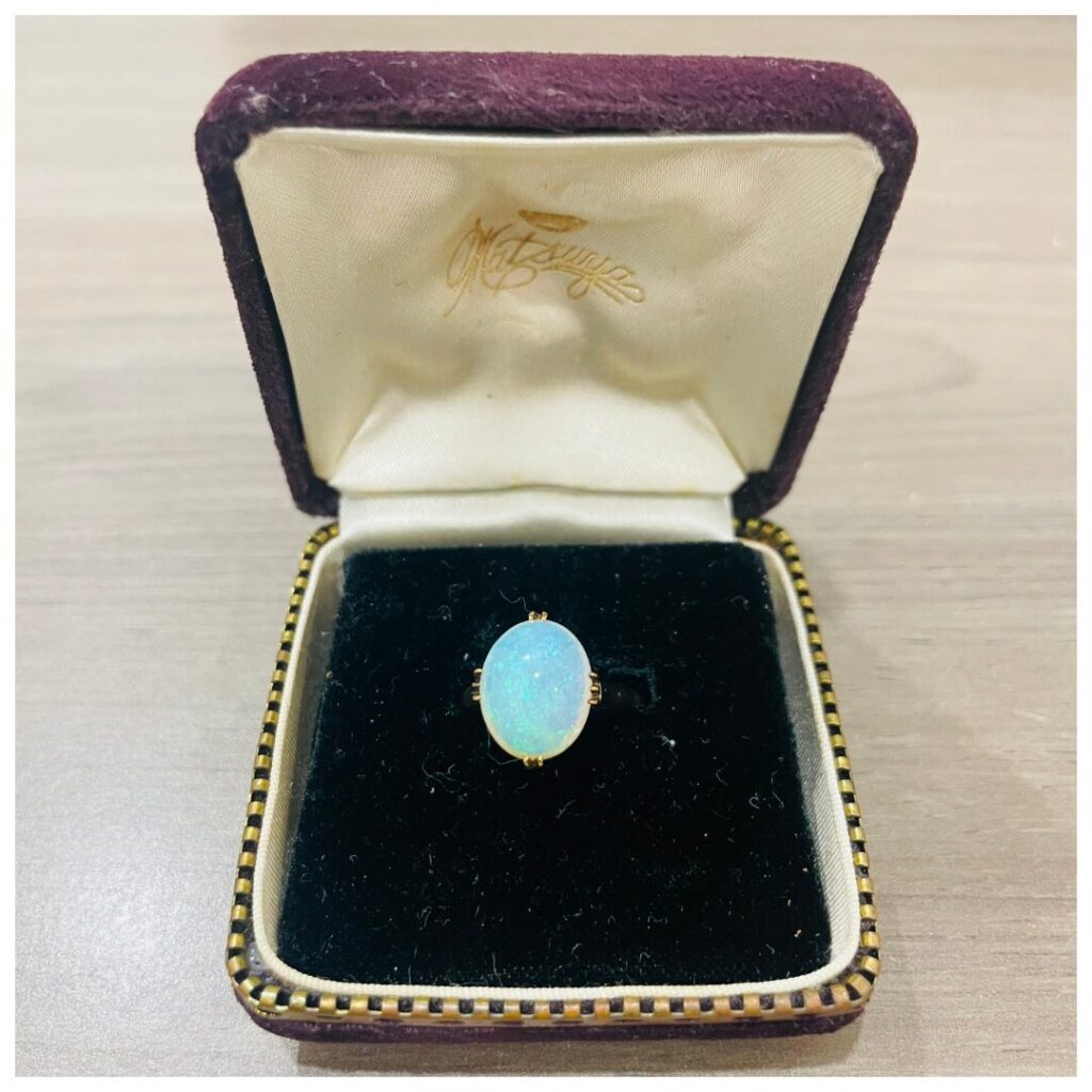 金のアクセサリーの画像