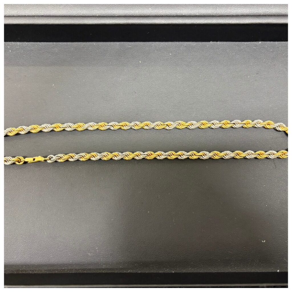 金のネックレスの画像