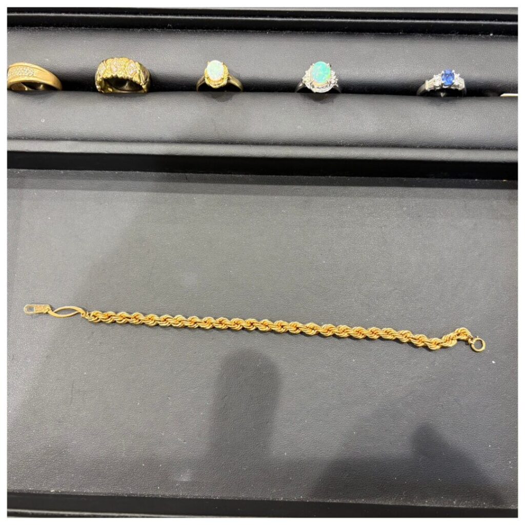 金とプラチナのアクセサリーの画像