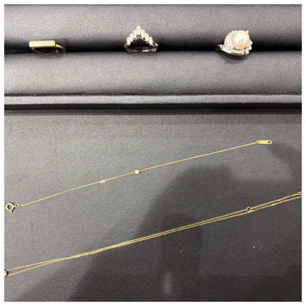 金とプラチナのアクセサリーの画像