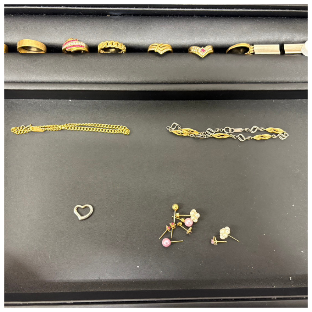 金とプラチナのアクセサリーの画像
