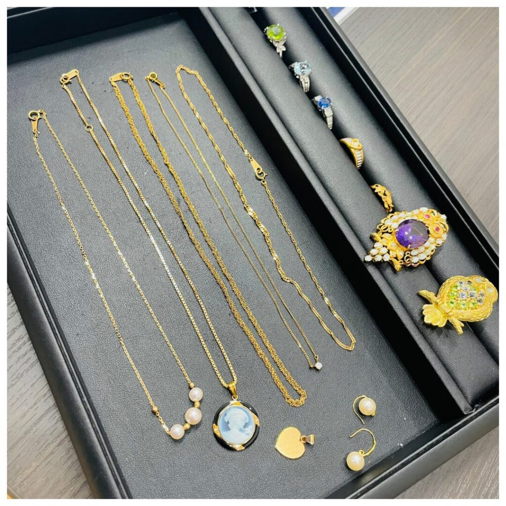 金とプラチナのアクセサリーの画像