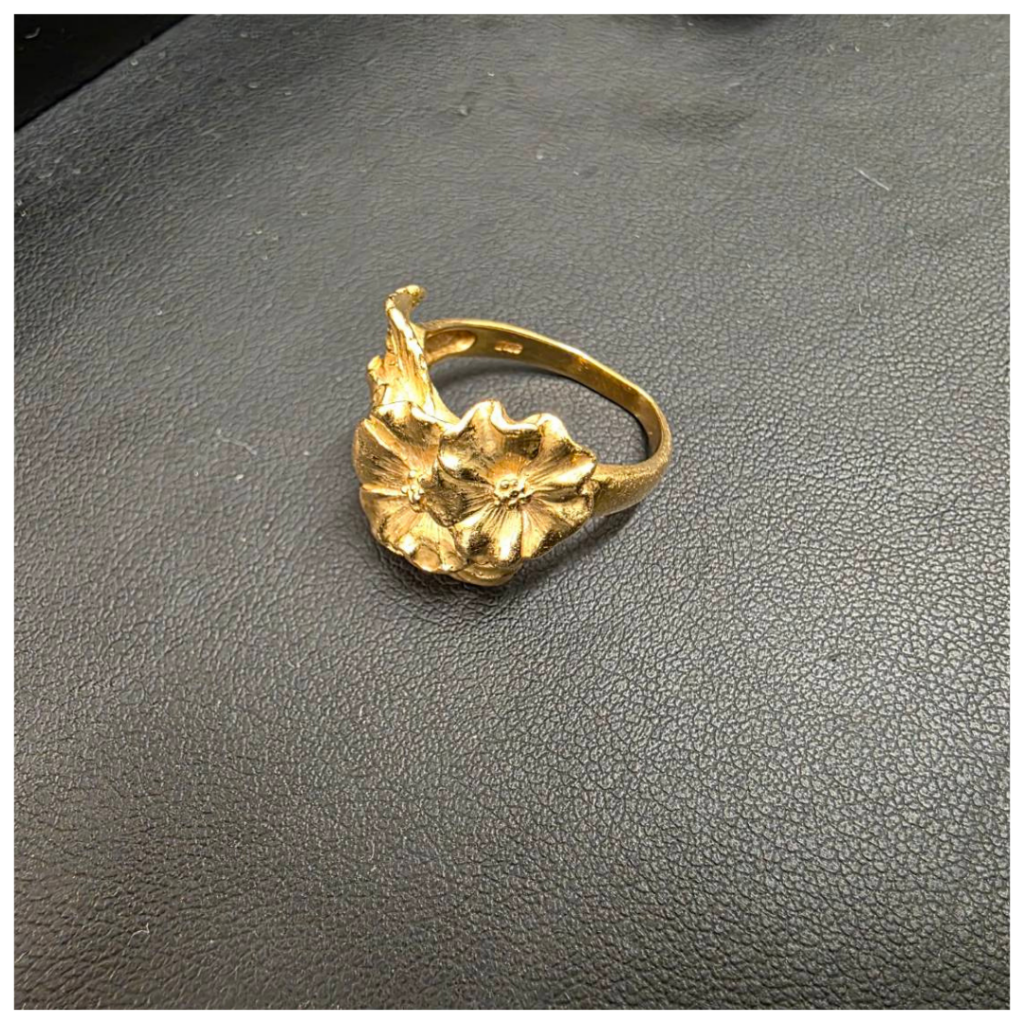 金のリングの画像