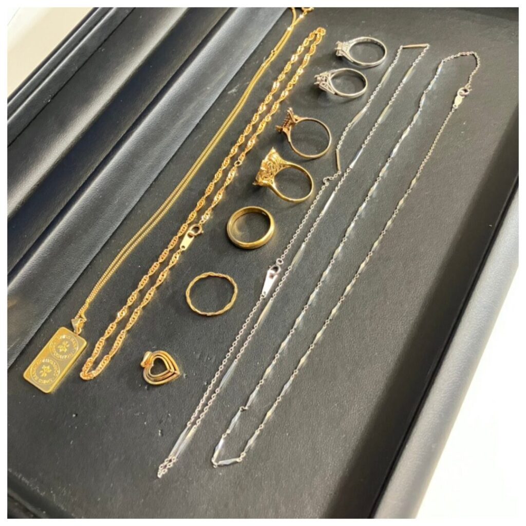 金やプラチナのアクセサリーの画像