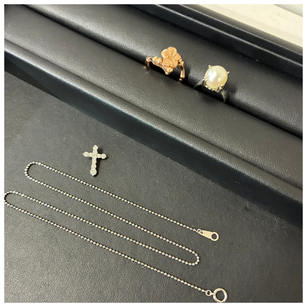 金やプラチナのアクセサリーの画像