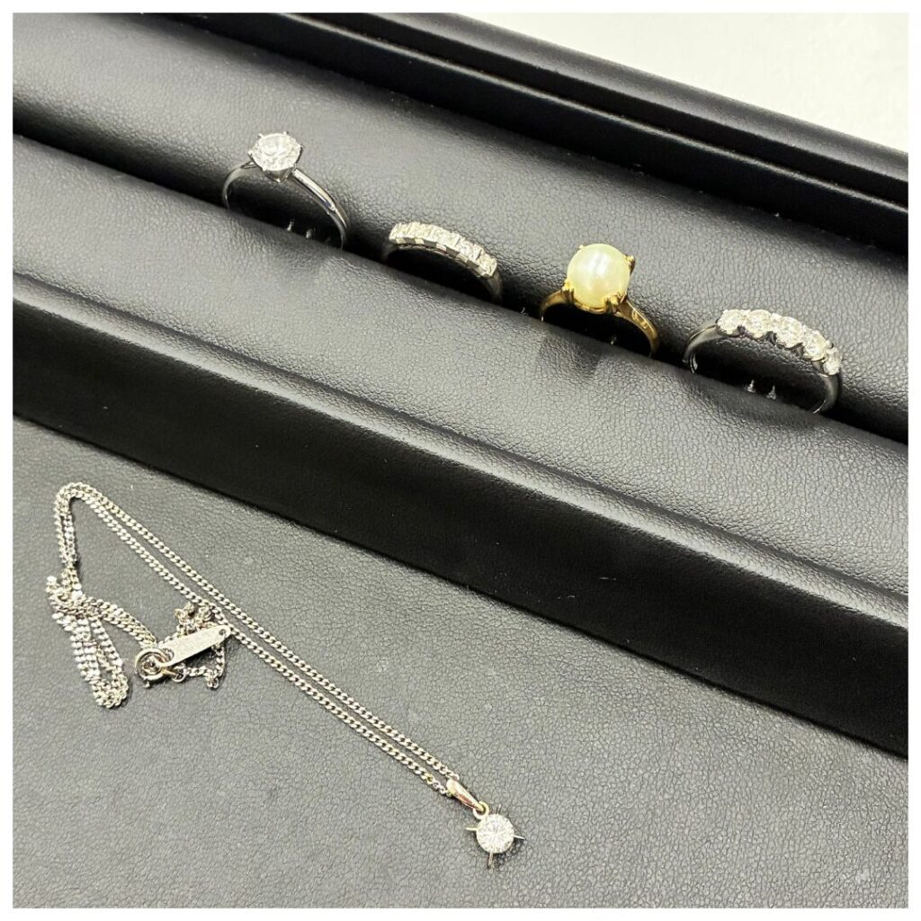 金やプラチナのアクセサリーの画像