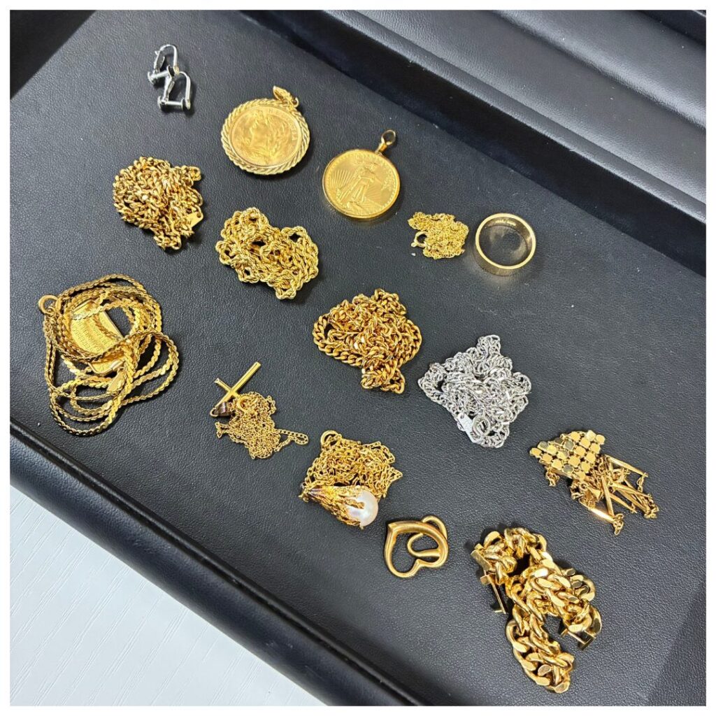金やプラチナのアクセサリーの画像