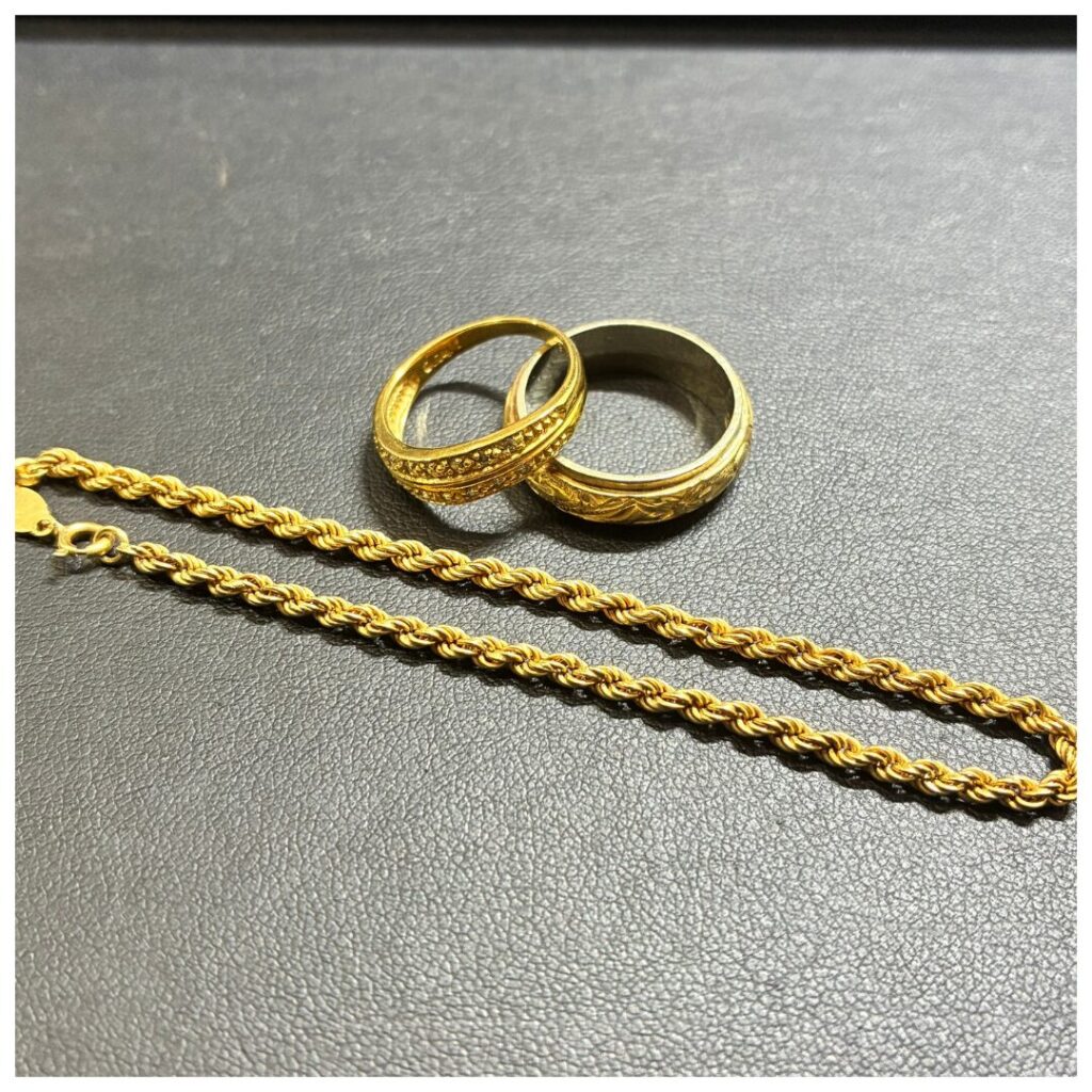 金のリングとブレスレットの画像