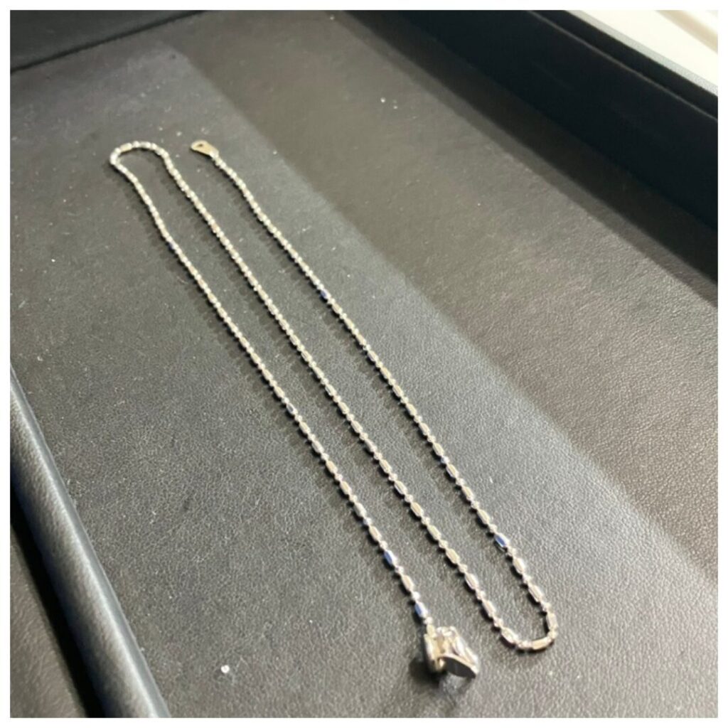 金のネックレスの画像