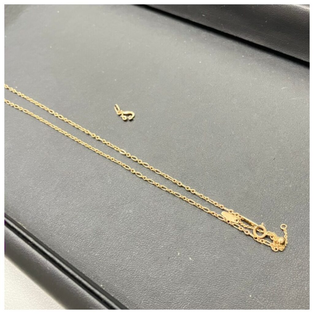 金のネックレスの画像