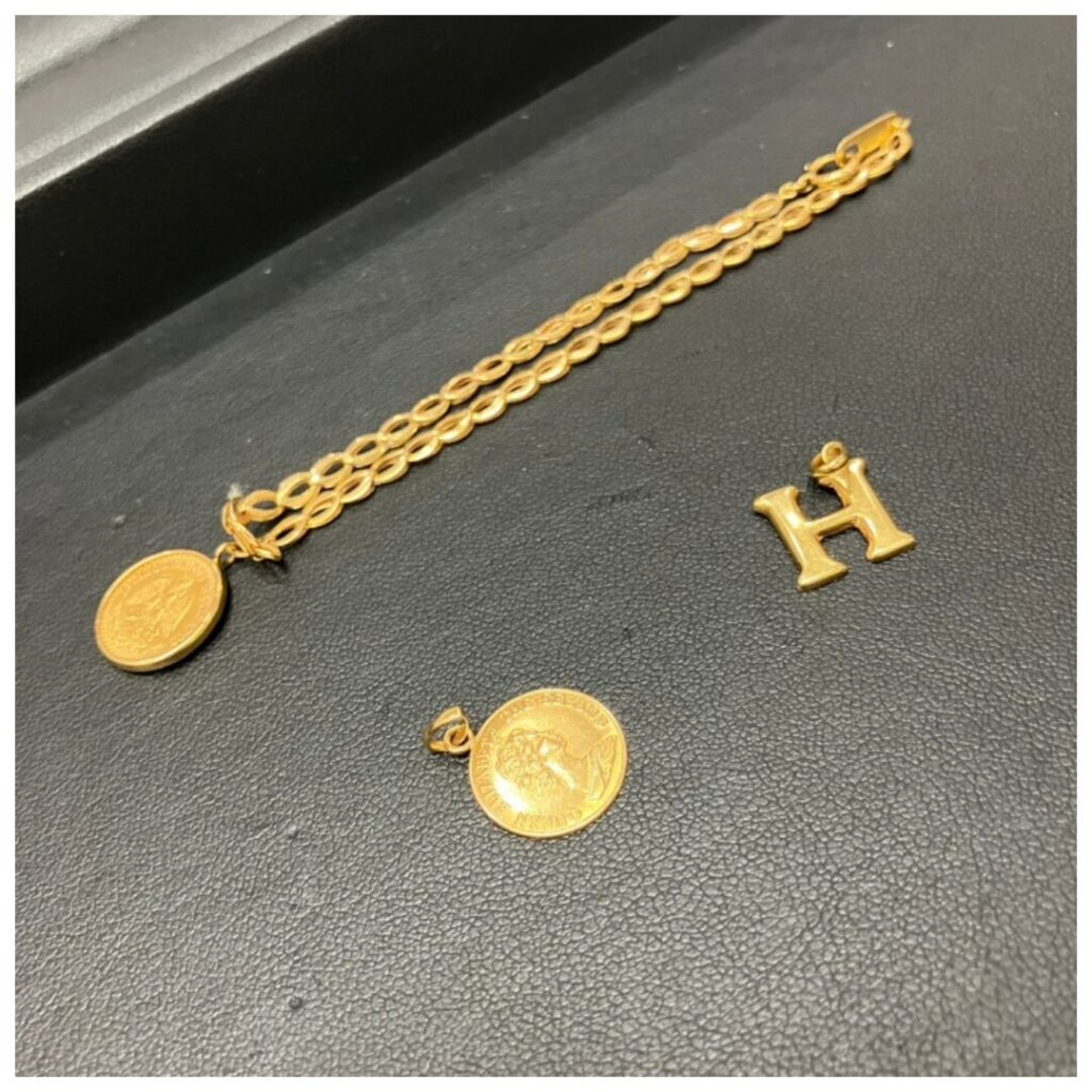金のアクセサリーの画像