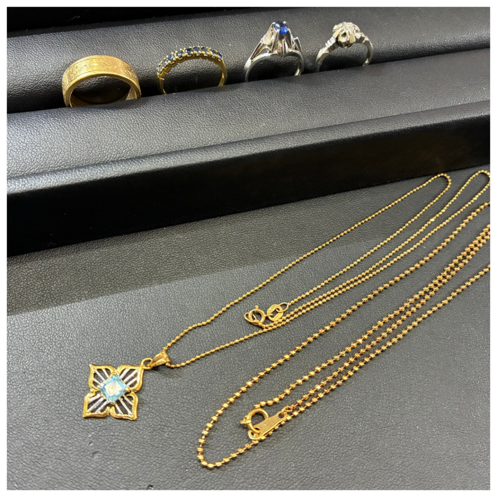 金のアクセサリーの画像