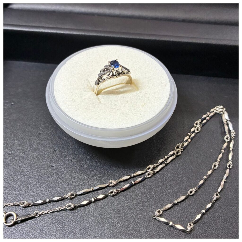 金のリングとネックレスの画像