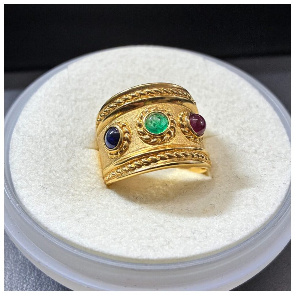 金のリングの画像
