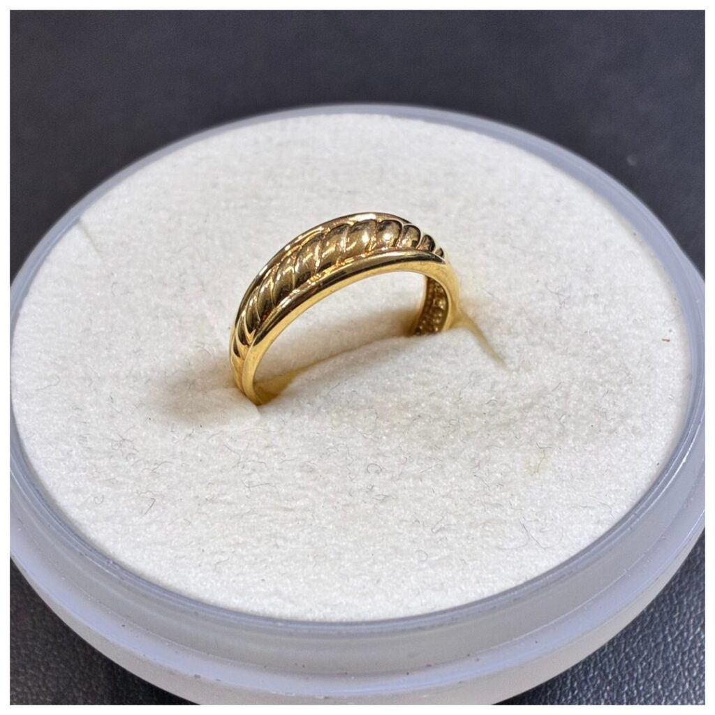 金のリングの画像