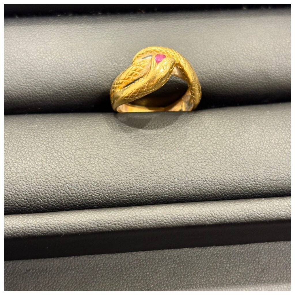 金のリングの画像