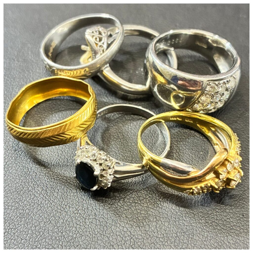 金やプラチナのリングの画像
