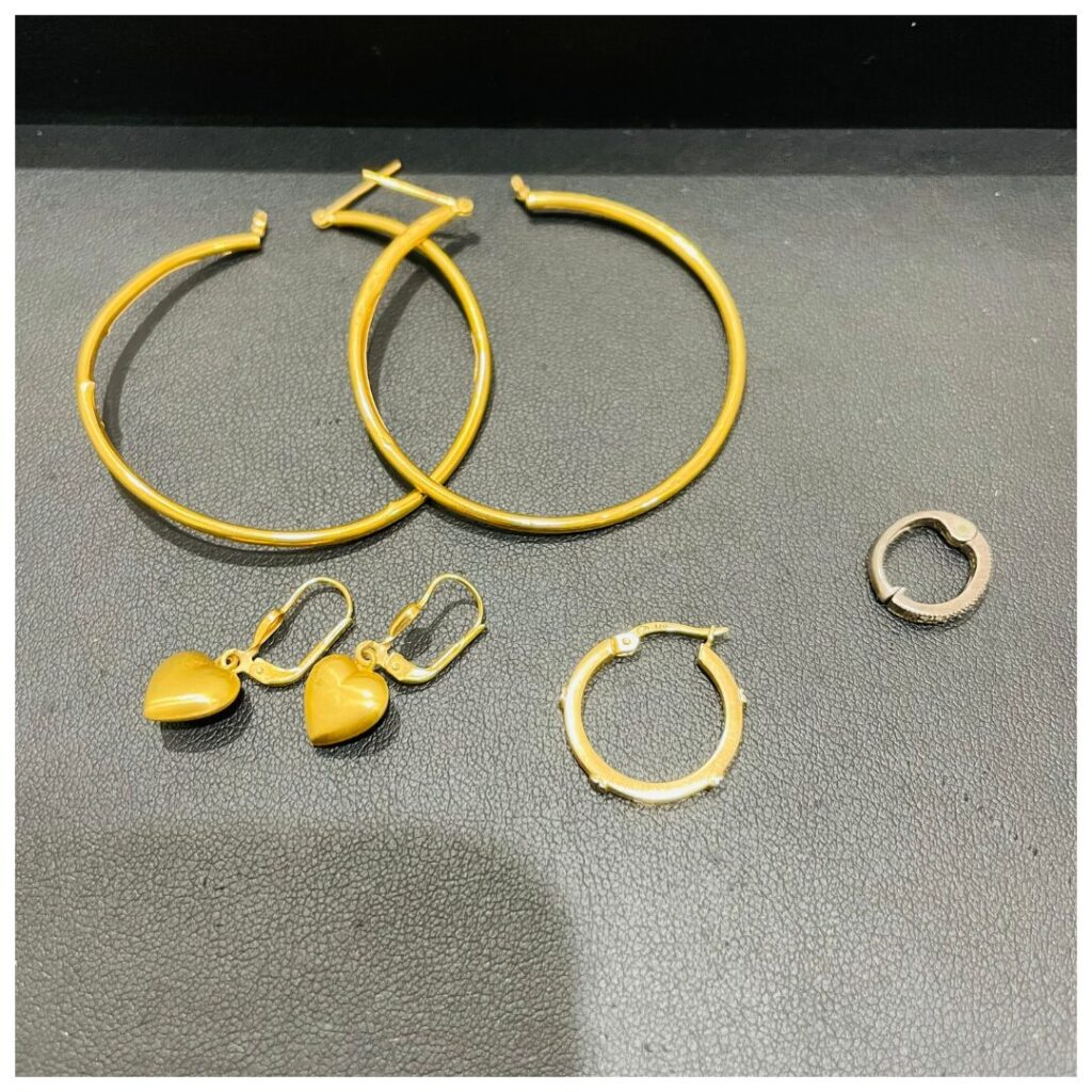 金のアクセサリーの画像